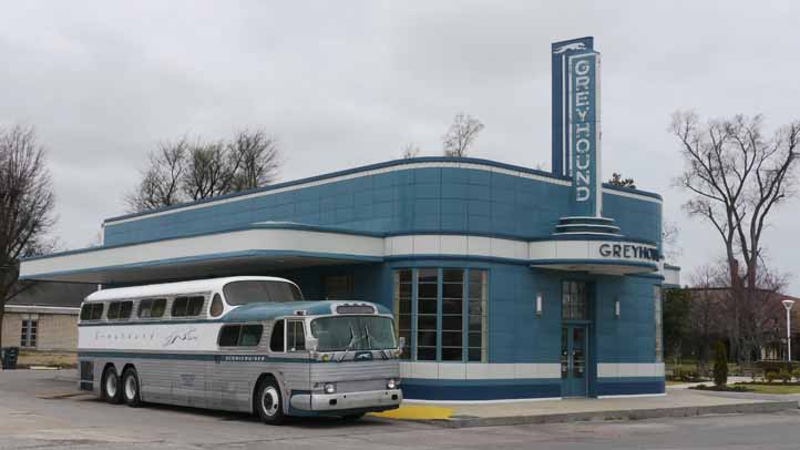 Greyhound GM Scenicruiser UAS576